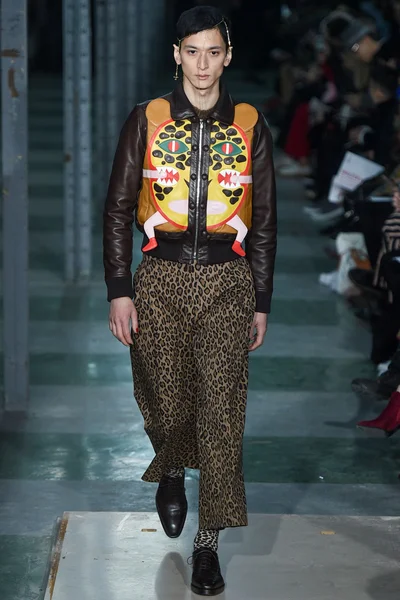 Look 16